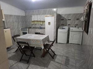 ペーニャにあるCASA 500 mts quilombo beach near Beto Carreroのテーブルと冷蔵庫のある小さなキッチン