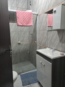 ペーニャにあるCASA 500 mts quilombo beach near Beto Carreroのバスルーム(シャワー、洗面台、トイレ付)