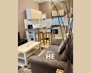 ein Wohnzimmer mit Sofa und Tisch in der Unterkunft Room Phoenix Proche Gare 400m in Montargis + 6 Fotos