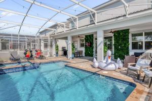 Bassein majutusasutuses Upstay 9BR Villa w Pool & Cinema - Epic Universe või selle lähedal +37 fotot