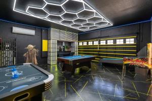 Mängude tuba majutusasutuses Upstay 9BR Villa w Pool & Cinema - Epic Universe