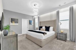 Voodi või voodid majutusasutuse Upstay 9BR Villa w Pool & Cinema - Epic Universe toas
