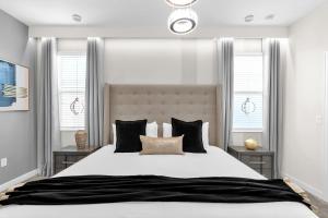 Voodi või voodid majutusasutuse Upstay 9BR Villa w Pool & Cinema - Epic Universe toas
