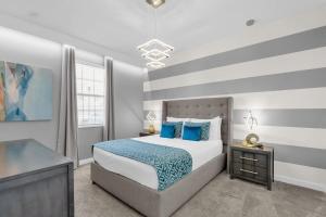 Voodi või voodid majutusasutuse Upstay 9BR Villa w Pool & Cinema - Epic Universe toas