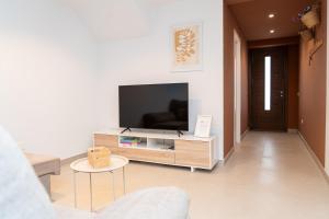 a living room with a flat screen tv on a entertainment center at Apartamento Molino y GARAJE in Ronda