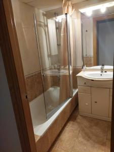 a bathroom with a shower and a sink at Apartamento en Alicante, Plaza de España, zona Mercado, AA in Alicante