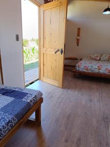 Postel nebo postele na pokoji v ubytování Cabañas Los Troncos, Las Salinas-Papudo
