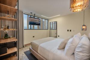 A television and/or entertainment centre at LIN Boutique Hotel by HOUSY HOST