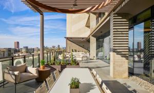 Un balcon sau o terasă la Global Luxury Suites at Downtown Phoenix