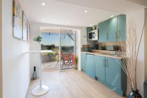 Η κουζίνα ή μικρή κουζίνα στο LE COCON D'AZUR Jacuzzi - Terrasse- Vue mer- Wifi- Entièrement rénové