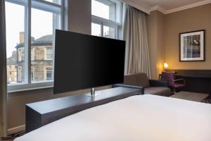 Postel nebo postele na pokoji v ubytování Doubletree by Hilton Edinburgh City Centre