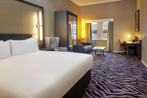 Postel nebo postele na pokoji v ubytování Doubletree by Hilton Edinburgh City Centre