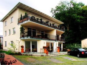 una casa con balcones y un coche aparcado frente a ella en Gästehaus Grothe, en Zinnowitz