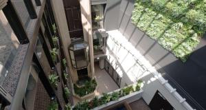 einen Blick über ein Gebäude mit Pflanzen in der Unterkunft Best Western Plus Le Picardy in Saint-Quentin