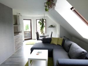 een woonkamer met een bank en een tafel bij Ferienwohnung Helmers Gemütlich wie zuhause in Braunlage