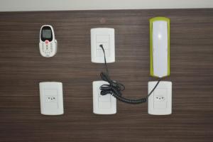 een groep elektronische apparaten met een mobiele telefoon bij Hamara Soft Hotel in Altamira