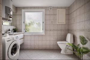 ベルゲンにあるCentral 2 story modern apartmentのバスルーム(洗濯機付)、窓が備わります。 +12枚の写真