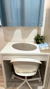 a desk with a sink and a chair under it at Cozy Home in London +2 photos