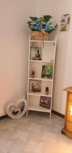 półka z toaletą w pokoju w obiekcie Habitación Individual en Vivienda Compartida w Walencji +12 zdjęć