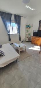 a living room with a bed and a coffee table at Habitación Matrimonio Tranquila en Vivienda Compartida in Valencia