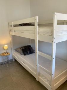 ein paar Etagenbetten in einem Zimmer in der Unterkunft Résidence Les Cyclistes, appartement La Musette in Malaucène