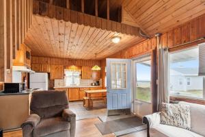 una cucina con divano e sedia in una camera di Beachside Cottages for Groups- Sleeps up to 40 a Lincoln Junction