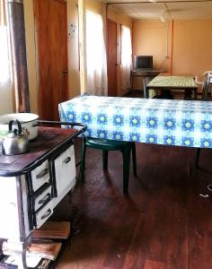 Cette chambre dispose d'une table avec un matelas. dans l'établissement Refugio Amelia, à Villa Maniguales