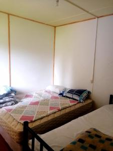 une chambre avec un lit avec une couette dessus dans l'établissement Refugio Amelia, à Villa Maniguales