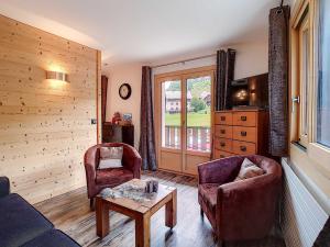 Una sala de estar con dos sillas y una mesa. en Studio 4 pers à La Clusaz avec Wifi et animaux acceptés - FR-1-818-83, en La Clusaz