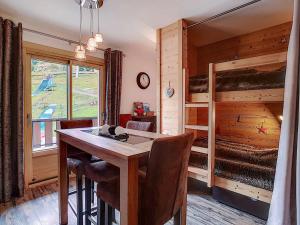 1 dormitorio con mesa y litera en Studio 4 pers à La Clusaz avec Wifi et animaux acceptés - FR-1-818-83, en La Clusaz