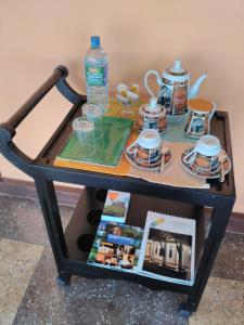 Una mesa con una botella de bebida encima. en Sayo Villa, en Negombo 122 fotos más