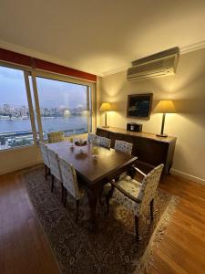 TV a/nebo společenská místnost v ubytování Royal Nile view 2BR