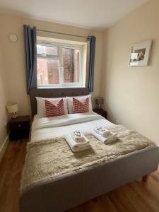 Ένα ή περισσότερα κρεβάτια σε δωμάτιο στο Serene 2 Bedroom Flat Free Off-Street Parking Large SUV Close to Tube