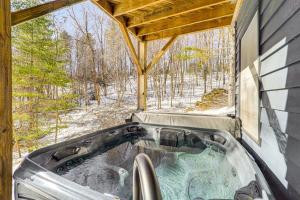 Foto sihtkohas Boone asuva majutusasutuse Boone Hideaway with Deck, Grill and Forest Views! galeriist