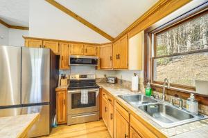 Köök või kööginurk majutusasutuses Boone Hideaway with Deck, Grill and Forest Views!