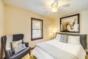 Voodi või voodid majutusasutuse Boone Hideaway with Deck, Grill and Forest Views! toas