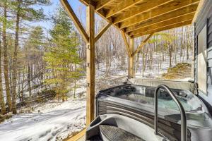 Boone Hideaway with Deck, Grill and Forest Views! talvel