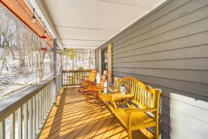 Rõdu või terrass majutusasutuses Boone Hideaway with Deck, Grill and Forest Views!