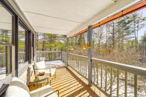 Rõdu või terrass majutusasutuses Boone Hideaway with Deck, Grill and Forest Views!