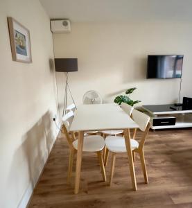 Μια τηλεόραση ή/και κέντρο ψυχαγωγίας στο Serene 2 Bedroom Flat Free Off-Street Parking Large SUV Close to Tube