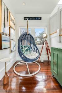 una habitación con un columpio en el suelo en Waterfront Escape Dock & More, en Gloucester 50 fotos más