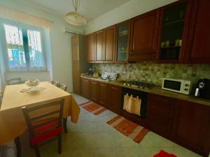 Η κουζίνα ή μικρή κουζίνα στο Casa BarorAngela
