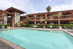 a large swimming pool in front of a hotel at Campbell Inn Silicon Valley in Campbell