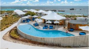 罗特内斯特岛Discovery Resorts - Rottnest Island的度假村游泳池的图片