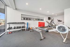 金斯顿Stylish 1-Bed Retreat Steps from Foreshore的客房设有带风扇和设备的健身房。