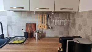 Eine Küche mit einer Arbeitsfläche und Küchenutensilien an der Wand in der Unterkunft Calico Apartment's in Jelsa + 39 Fotos
