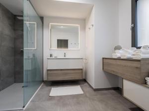 Ένα μπάνιο στο Gîte spacieux avec jardin, spa, babyfoot et parking privé - FR-1-306-1292