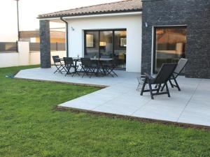 Κήπος έξω από το Gîte spacieux avec jardin, spa, babyfoot et parking privé - FR-1-306-1292