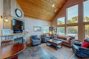 Una sala de estar con un sofá y una chimenea. en Dory Days Beach House, en Pacific City