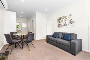 Ruang duduk di Altus Wagga Apartments